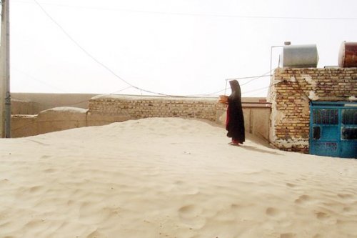 توفان شن راه 15 روستای ریگان را مسدود کرد