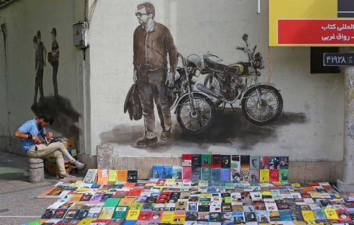 تبلیغ فرقه‌های جنسی در قلب پایتخت/ نمایشگاه دائمی کتاب در خیابان انقلاب چگونه در بازار نشر اختلال ایجاد می‌کند؟