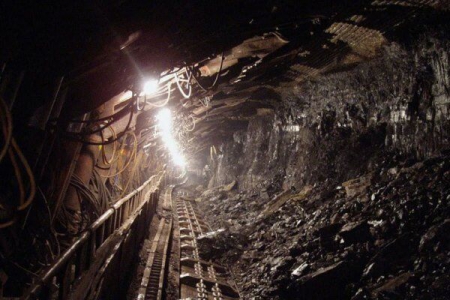 خارج کردن آوار برای نجات کارگران محبوس شده در معدن طزره دامغان