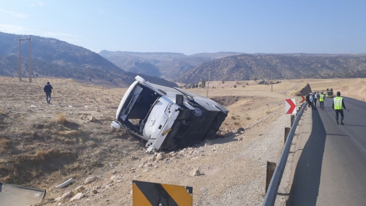 واژگونی اتوبوس مسافربری در محور شیراز - اصفهان ۹ مصدوم داشت